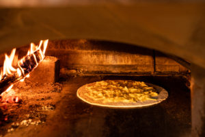 薪窯で焼くピザ